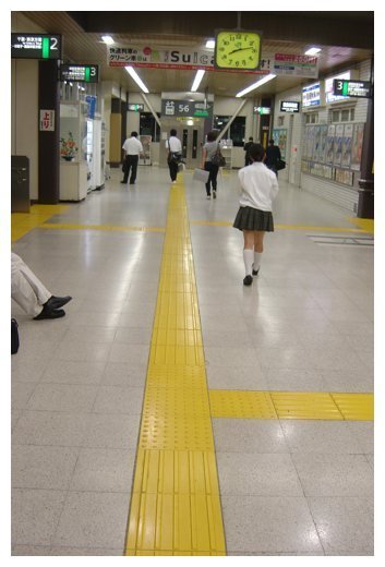 Líneas en el suelo para indicar camino en Japón