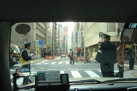 Policias en un cruce en Japón