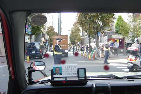 Policias en un cruce en Japón