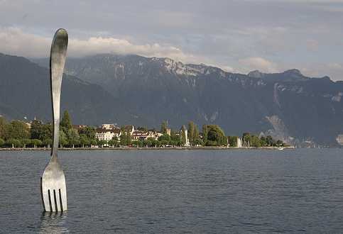 escultura de un tenedor sobre un lago. Museo alimentario de vevey