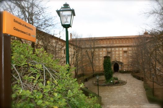 entrada al hotel monasterio de piedra