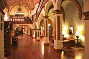 hall principal hotel monasterio de piedra
