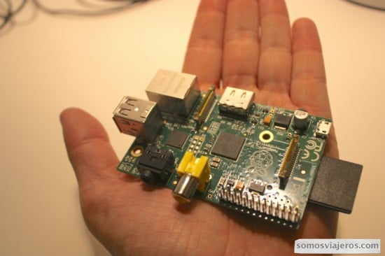 ordenador raspberry en la palma de la mano miniatura