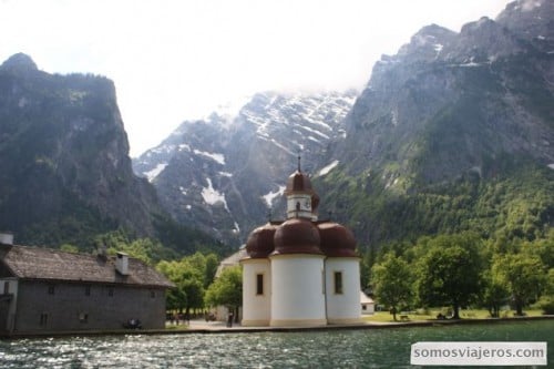 monasterio en el lago en konigssee solo accesible por barco