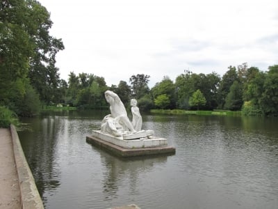 Una de las más de 100 estatuas ubicadas en el jardin