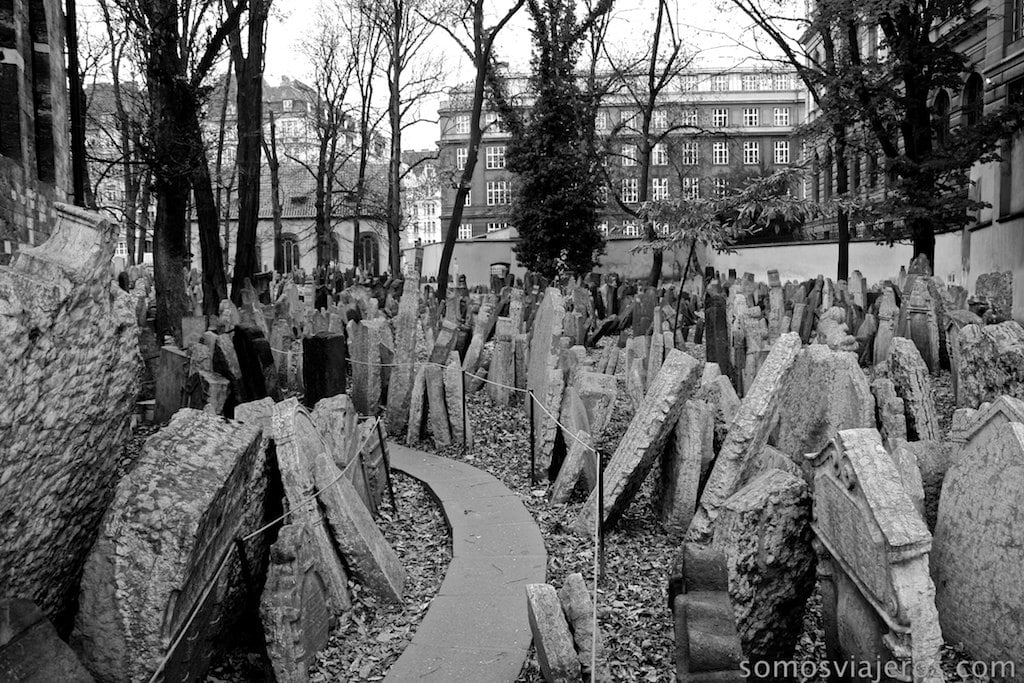caminos entre lápidas en cementerio judio de Praga