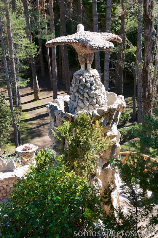 El águila de antoni Gaudí en los jardines de can Artigas