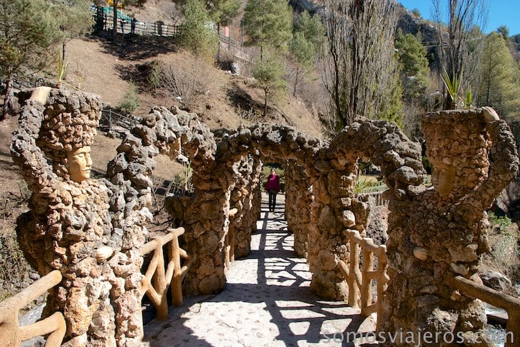 Pont dels Arcs de Antoni Gaudí en jardines can artigas