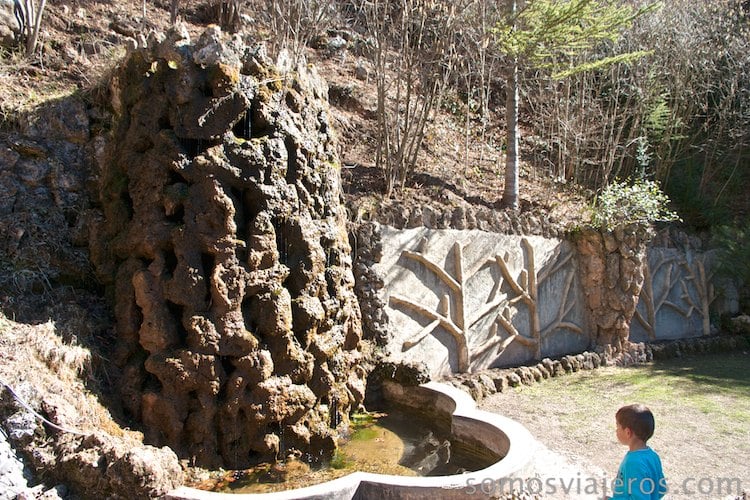 fuente de la cascada en jardines de can Artigas de Antoni Gaudí