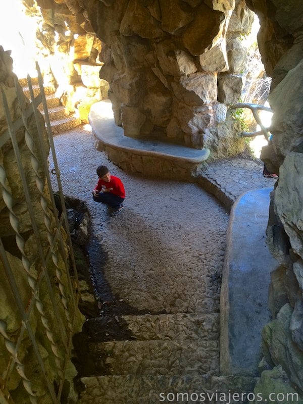 pau dentro de la gruta mirando la fuente