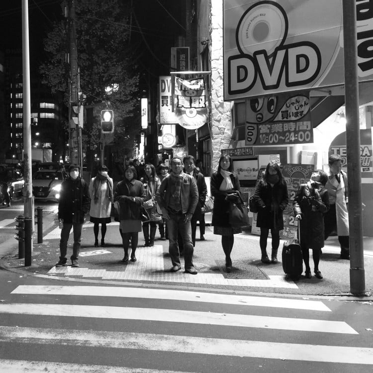 tokyo y peatones en paso cebra