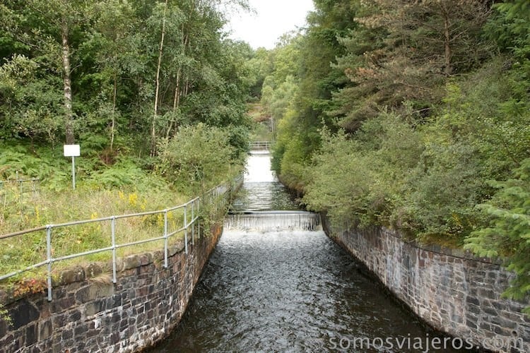 canalizaciones de agua en el lago katrine