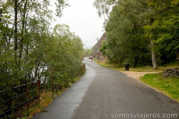 recorrido a pie por el lago katrine en escocía