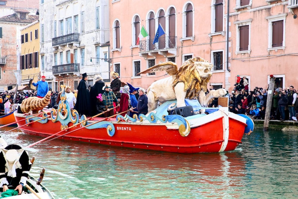 Carnaval de venecia. desfile de barcos