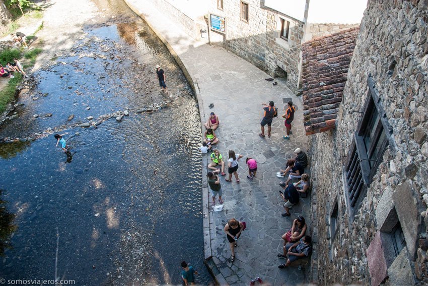 gente en el rio en Potes en Cantabria