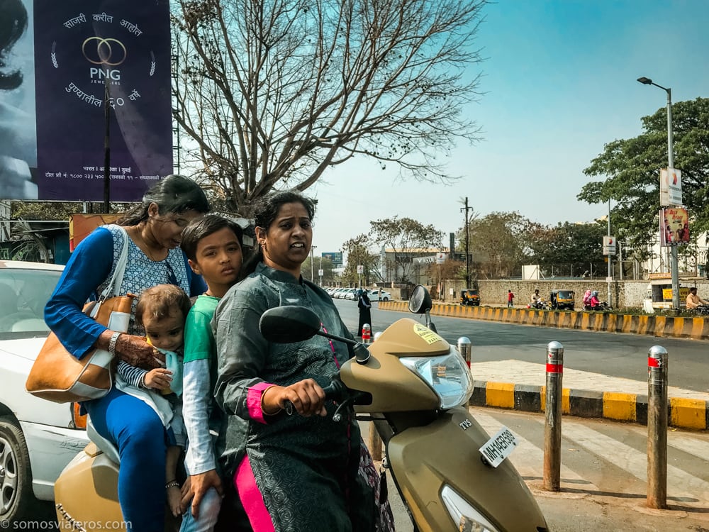 familia en moto en la india