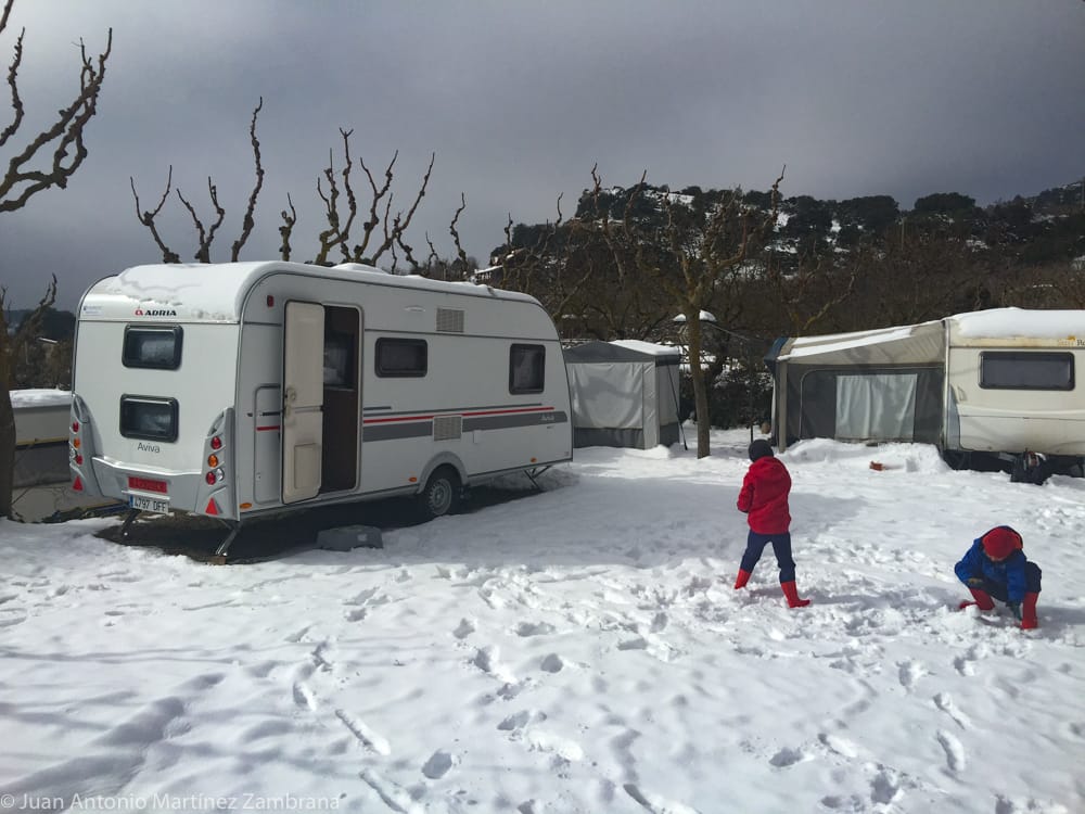 nuestra caravana en medio de la nieve en el cámping