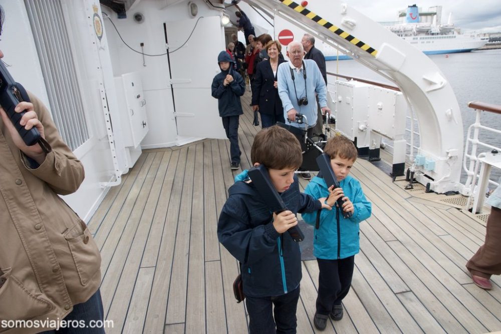 niños con audioguía en el Britannia