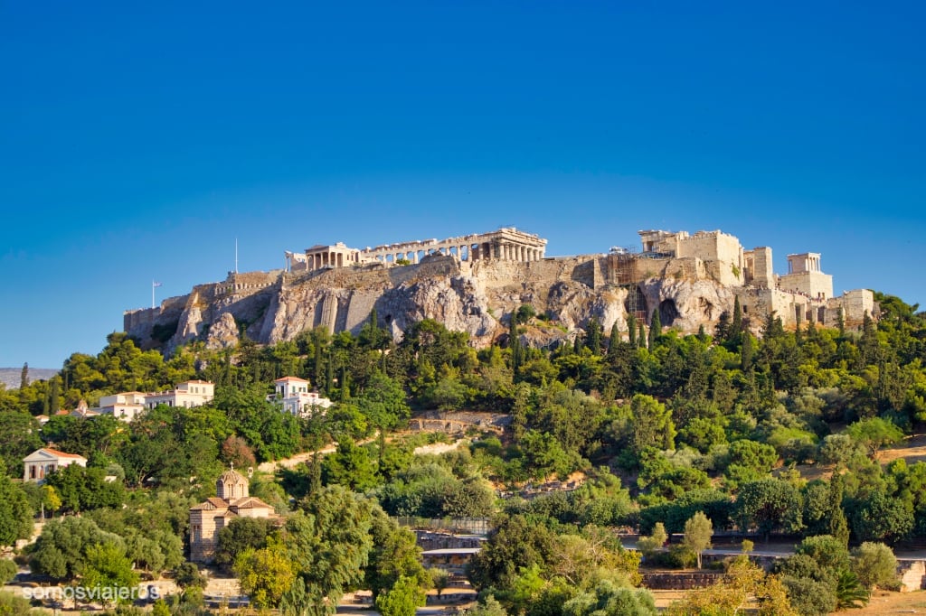 Acrópolis de Atenas vista desde la base
